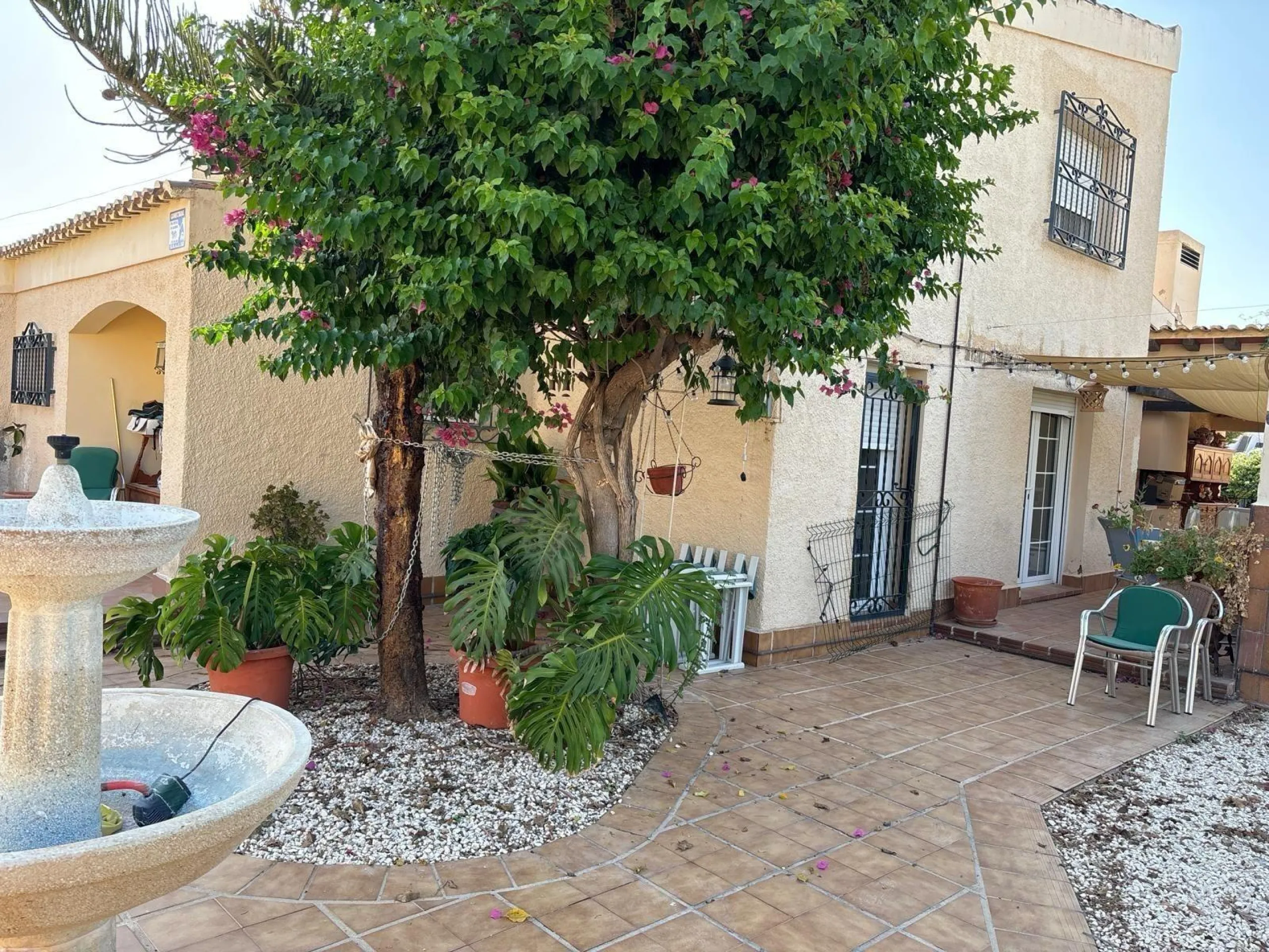 VILLA ESTILO MEDITERRANEO CON PISCINA PRIVADA. 4 DORM. 4 BAÑOS. CON PARCELO DE 900 M2.