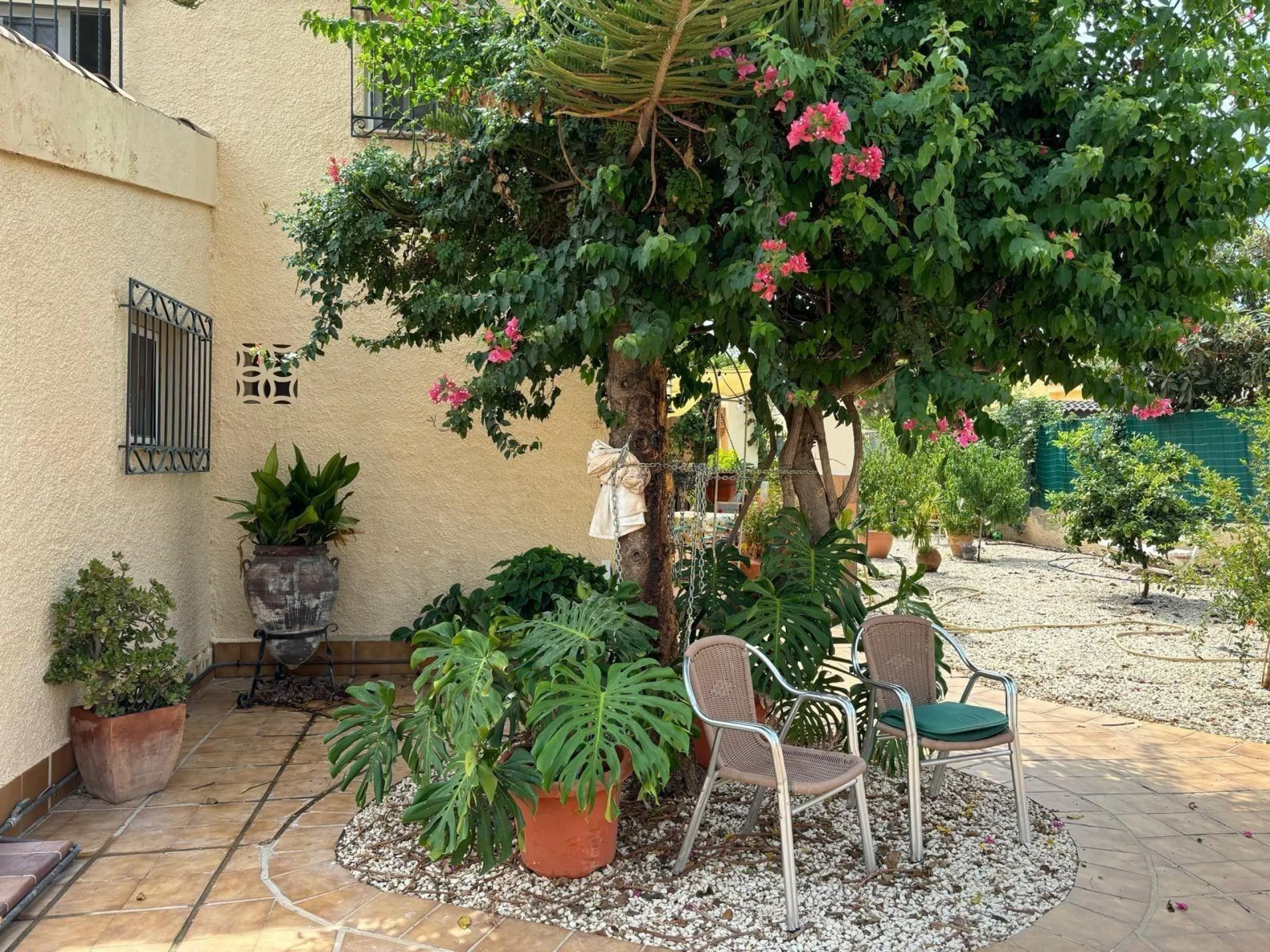 VILLA ESTILO MEDITERRANEO CON PISCINA PRIVADA. 4 DORM. 4 BAÑOS. CON PARCELO DE 900 M2.
