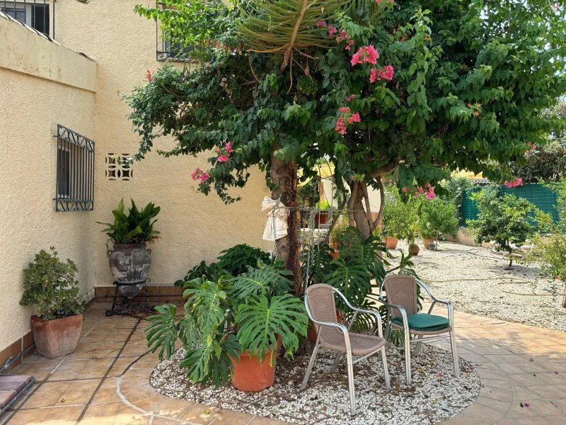 VILLA ESTILO MEDITERRANEO CON PISCINA PRIVADA. 4 DORM. 4 BAÑOS. CON PARCELO DE 900 M2.