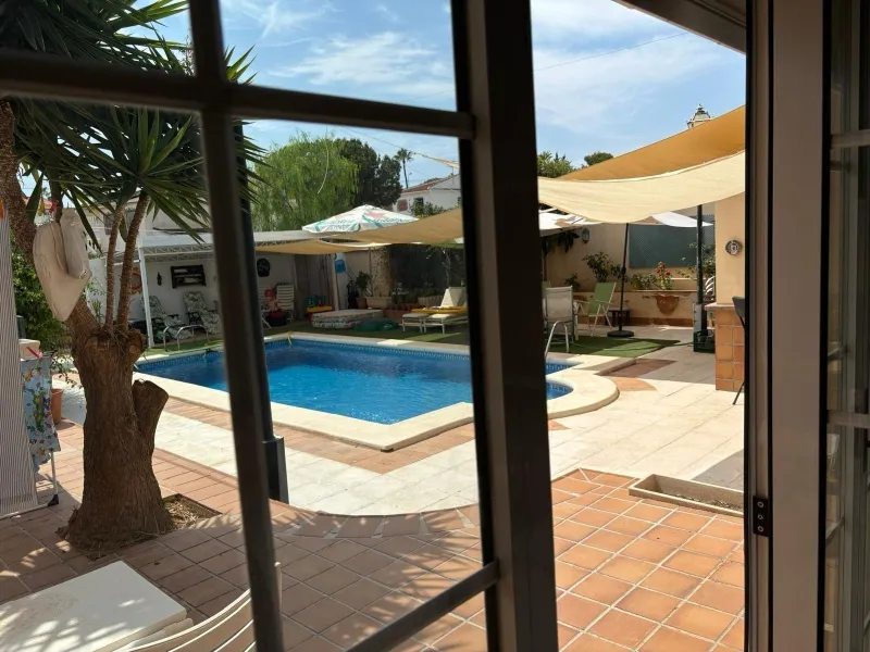 VILLA ESTILO MEDITERRANEO CON PISCINA PRIVADA. 4 DORM. 4 BAÑOS. CON PARCELO DE 900 M2.