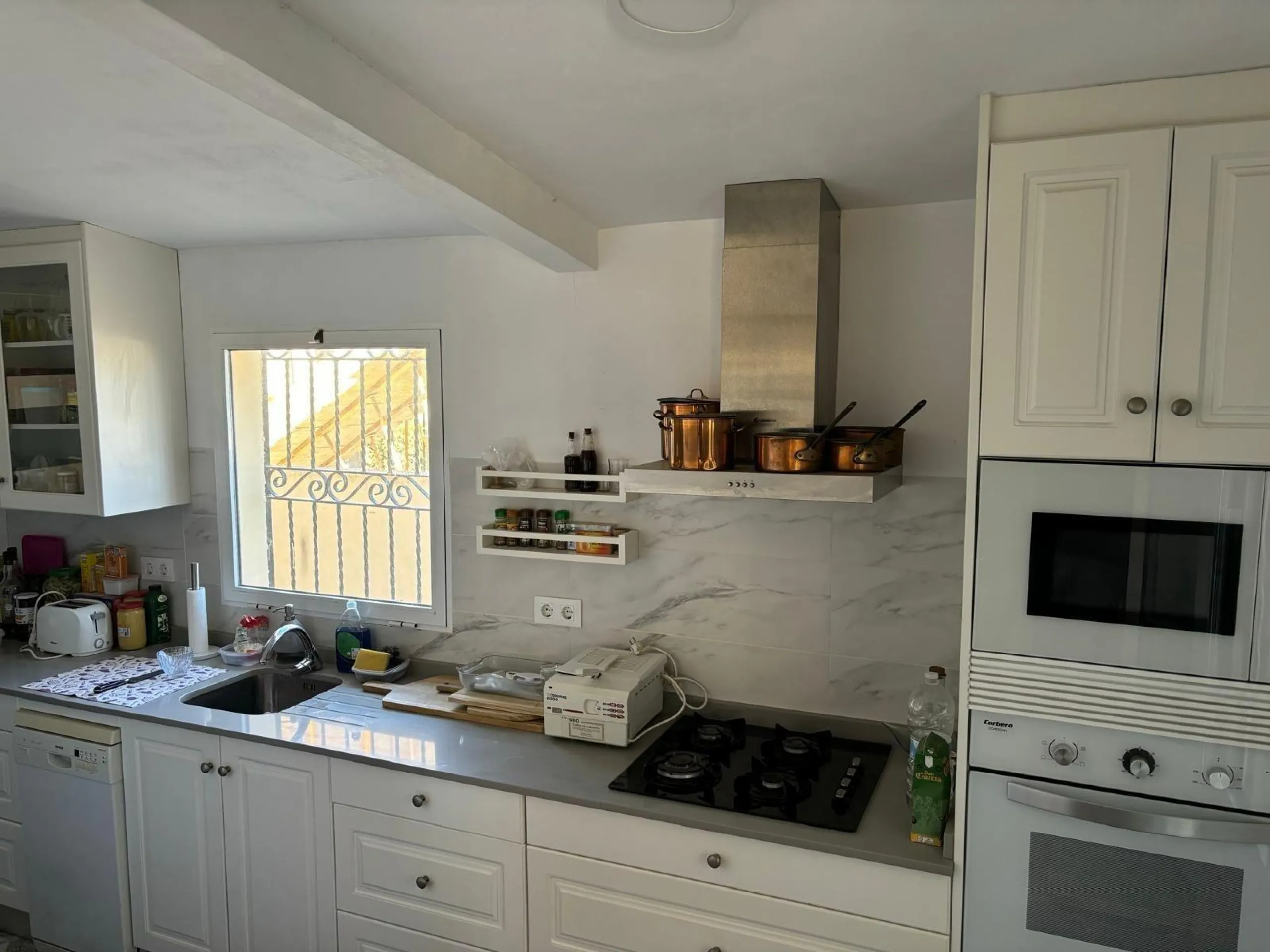 VILLA ESTILO MEDITERRANEO CON PISCINA PRIVADA. 4 DORM. 4 BAÑOS. CON PARCELO DE 900 M2.