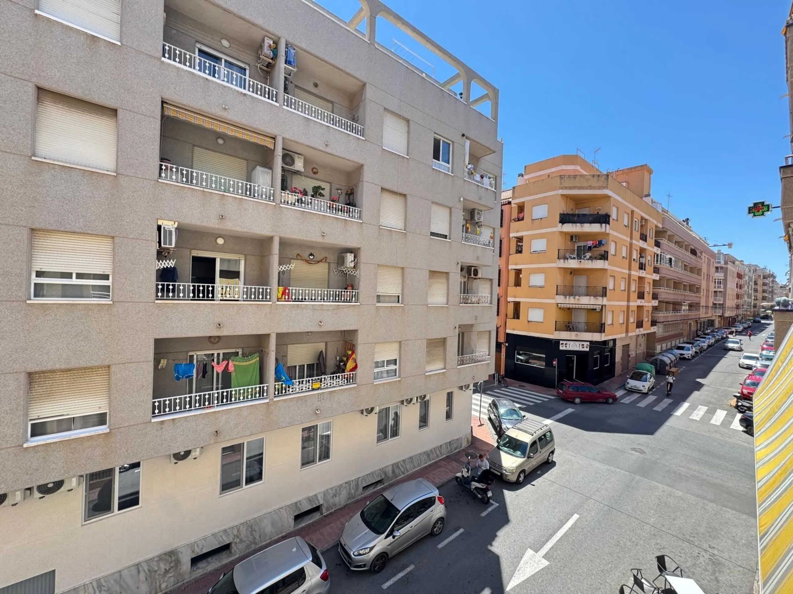 AMPLIO APARTAMENTO DE 99 M2 A 350 METROS DE PLAYA DEL CURA. 2 DORM. 1 BAÑO.