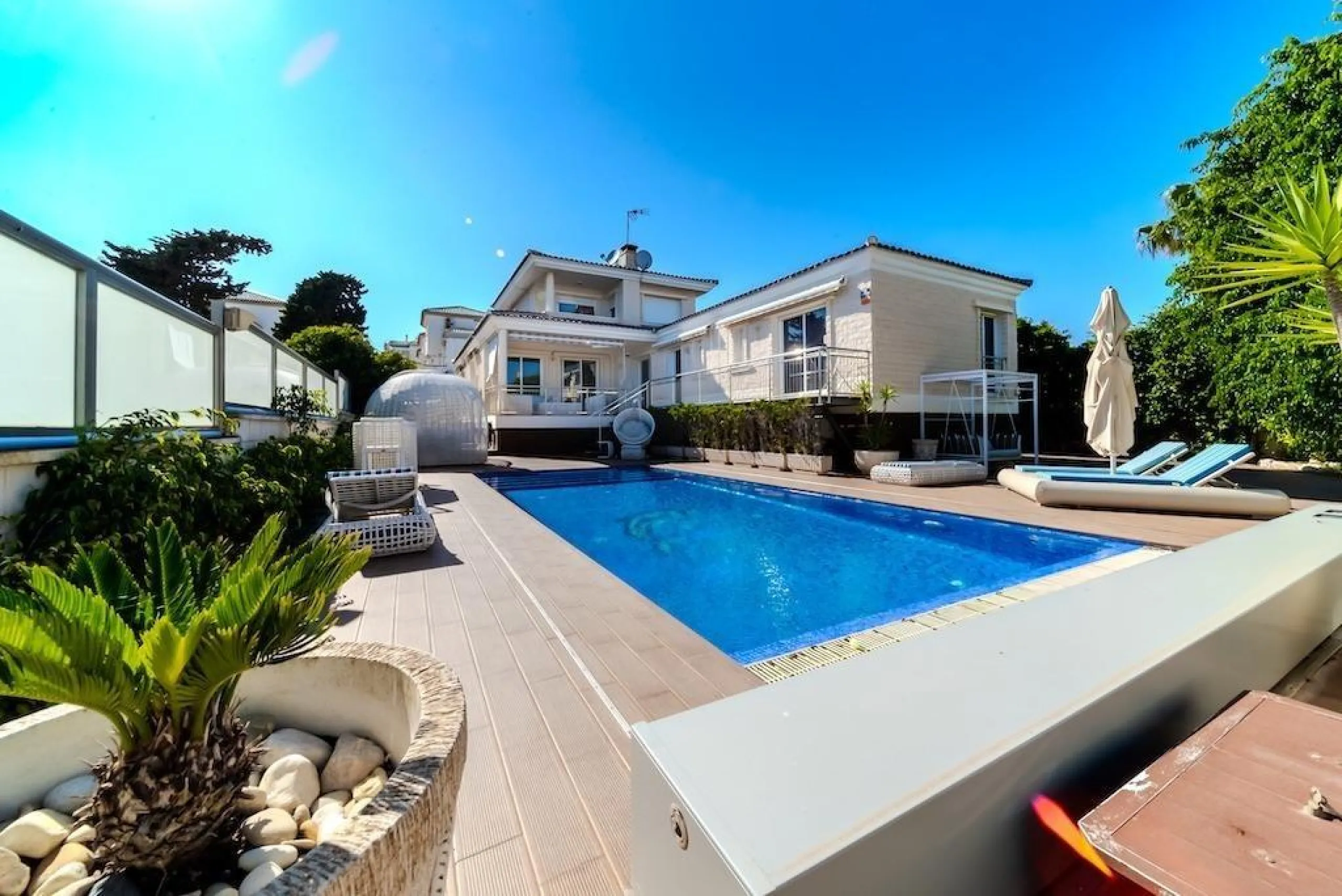 VILLA DE LUJO A 300 METROS DE PLAYA DE LA MATA. 5 DORM. 4 BAÑOS. SUPERFICIE 438 M2. PARCELA 790 M2.