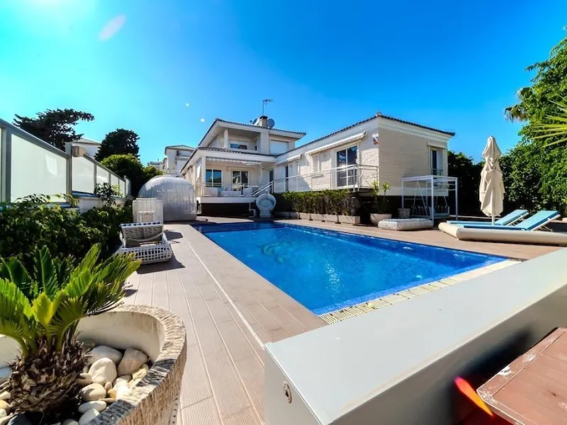 VILLA DE LUJO A 300 METROS DE PLAYA DE LA MATA. 5 DORM. 4 BAÑOS. SUPERFICIE 438 M2. PARCELA 790 M2.