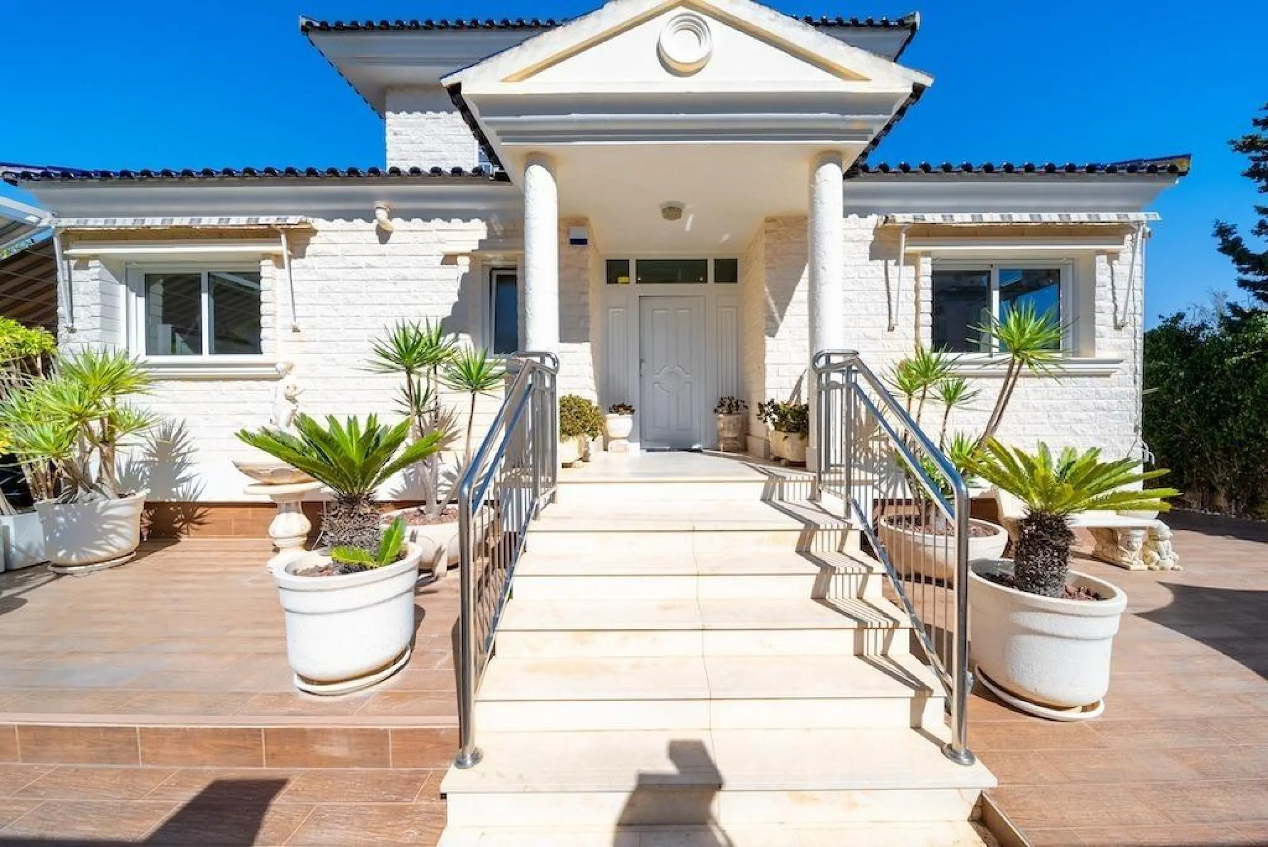 VILLA DE LUJO A 300 METROS DE PLAYA DE LA MATA. 5 DORM. 4 BAÑOS. SUPERFICIE 438 M2. PARCELA 790 M2.