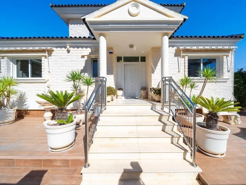 VILLA DE LUJO A 300 METROS DE PLAYA DE LA MATA. 5 DORM. 4 BAÑOS. SUPERFICIE 438 M2. PARCELA 790 M2.