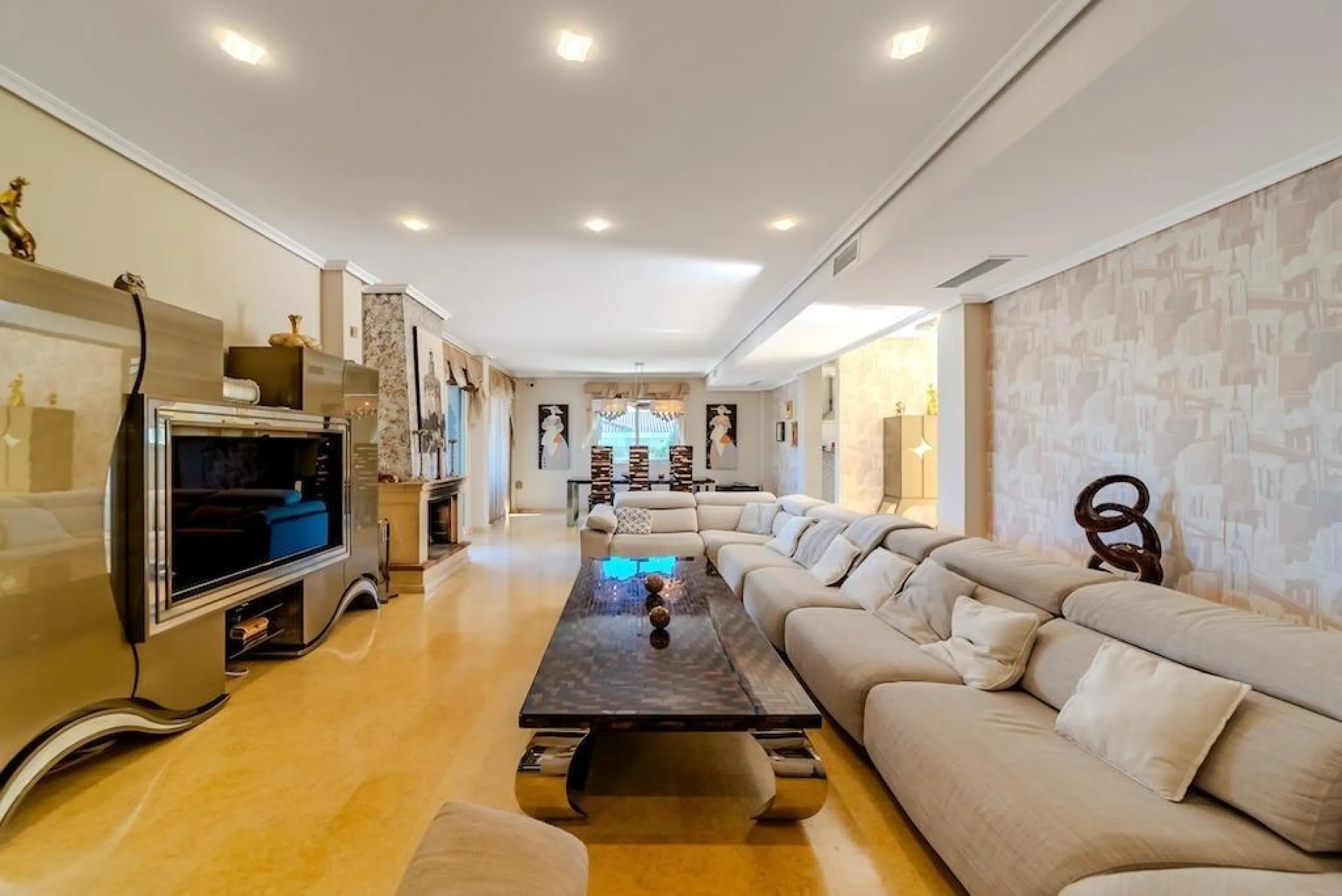 VILLA DE LUJO A 300 METROS DE PLAYA DE LA MATA. 5 DORM. 4 BAÑOS. SUPERFICIE 438 M2. PARCELA 790 M2.