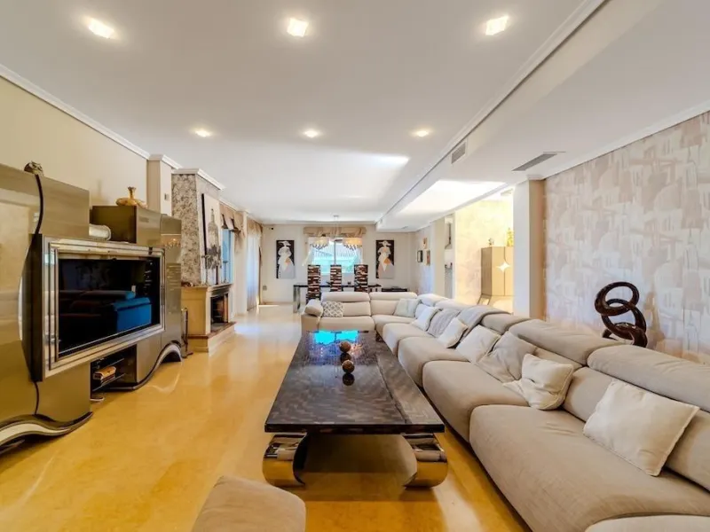 VILLA DE LUJO A 300 METROS DE PLAYA DE LA MATA. 5 DORM. 4 BAÑOS. SUPERFICIE 438 M2. PARCELA 790 M2.