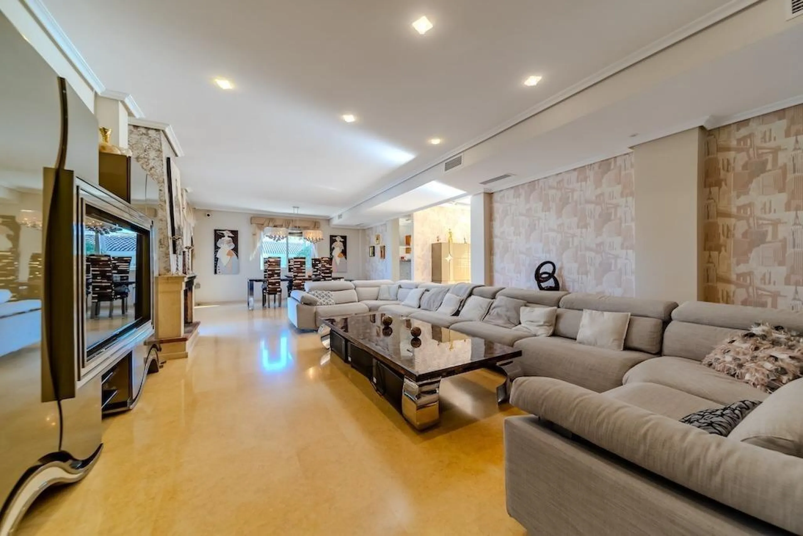 VILLA DE LUJO A 300 METROS DE PLAYA DE LA MATA. 5 DORM. 4 BAÑOS. SUPERFICIE 438 M2. PARCELA 790 M2.