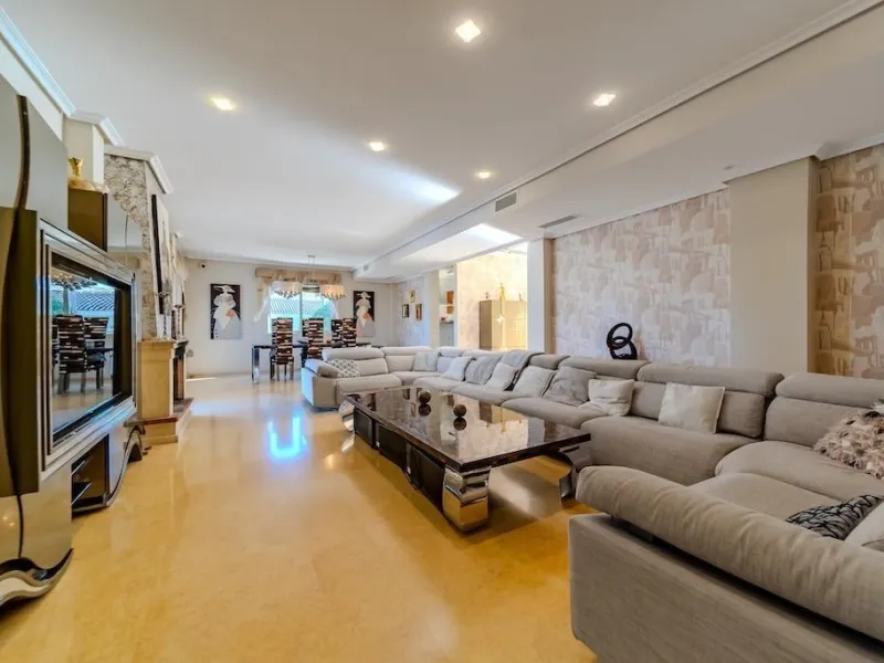 VILLA DE LUJO A 300 METROS DE PLAYA DE LA MATA. 5 DORM. 4 BAÑOS. SUPERFICIE 438 M2. PARCELA 790 M2.
