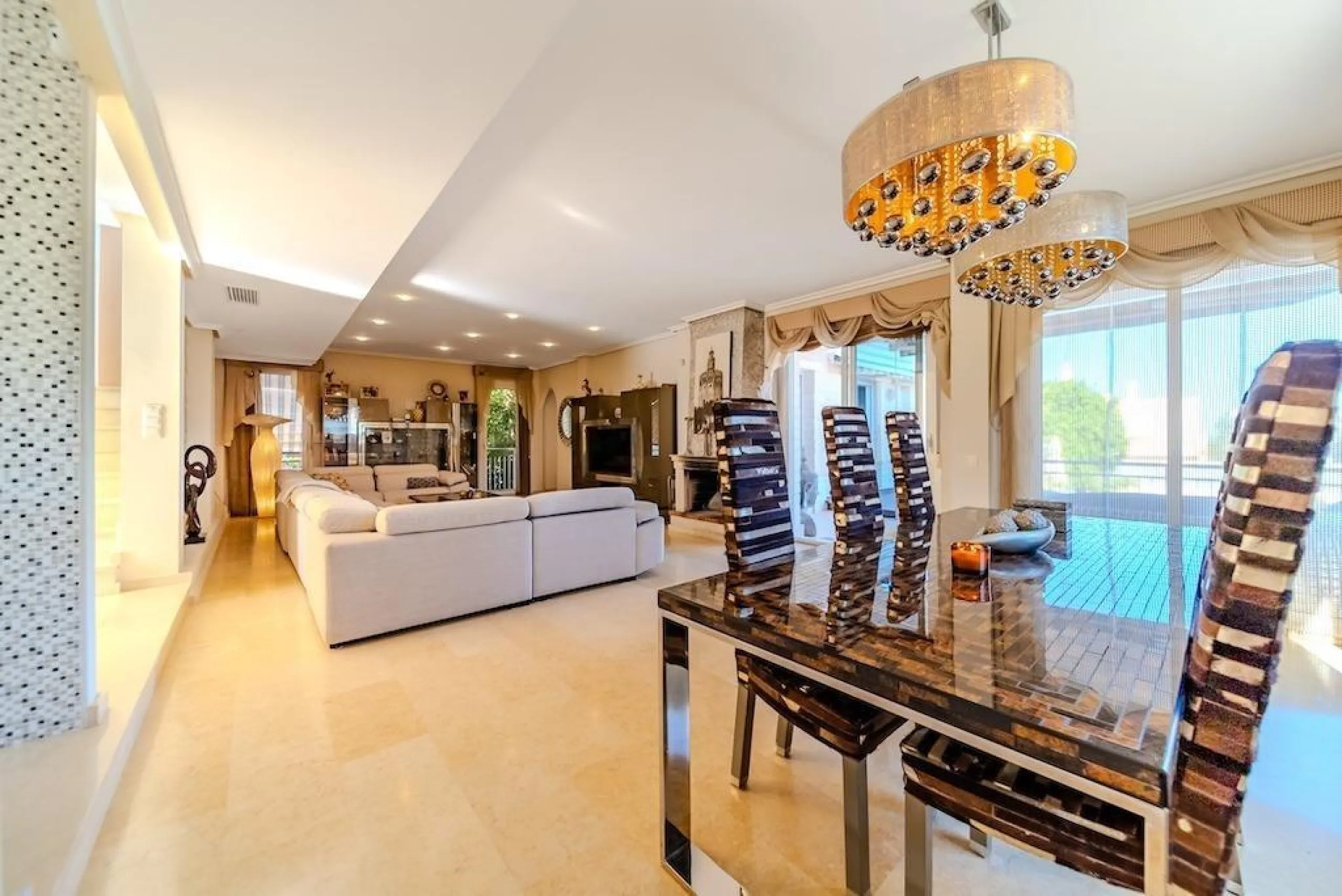 VILLA DE LUJO A 300 METROS DE PLAYA DE LA MATA. 5 DORM. 4 BAÑOS. SUPERFICIE 438 M2. PARCELA 790 M2.
