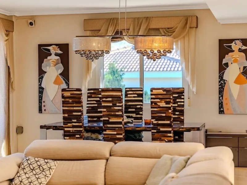 VILLA DE LUJO A 300 METROS DE PLAYA DE LA MATA. 5 DORM. 4 BAÑOS. SUPERFICIE 438 M2. PARCELA 790 M2.