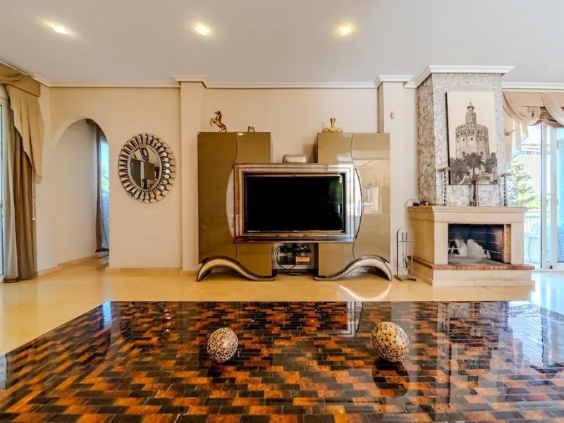 VILLA DE LUJO A 300 METROS DE PLAYA DE LA MATA. 5 DORM. 4 BAÑOS. SUPERFICIE 438 M2. PARCELA 790 M2.