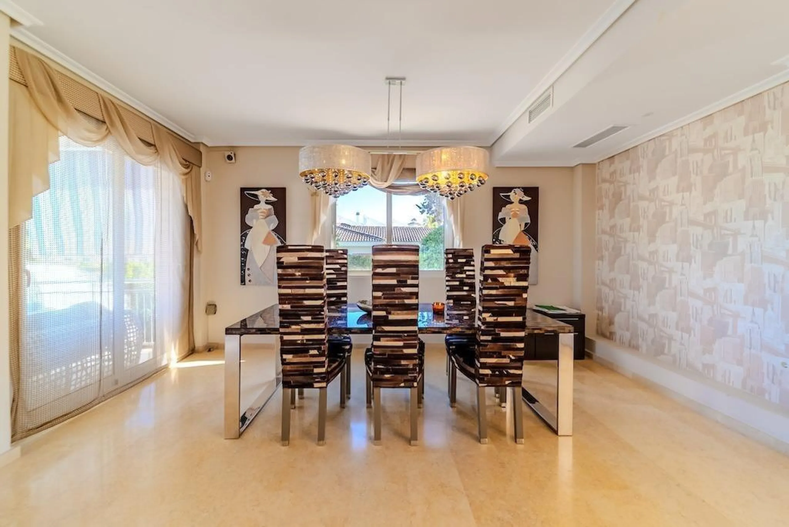 VILLA DE LUJO A 300 METROS DE PLAYA DE LA MATA. 5 DORM. 4 BAÑOS. SUPERFICIE 438 M2. PARCELA 790 M2.