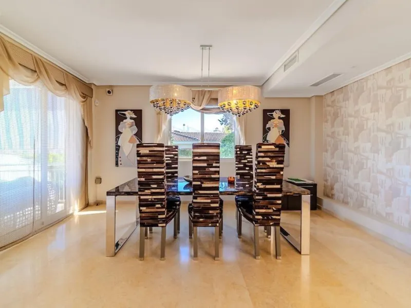 VILLA DE LUJO A 300 METROS DE PLAYA DE LA MATA. 5 DORM. 4 BAÑOS. SUPERFICIE 438 M2. PARCELA 790 M2.