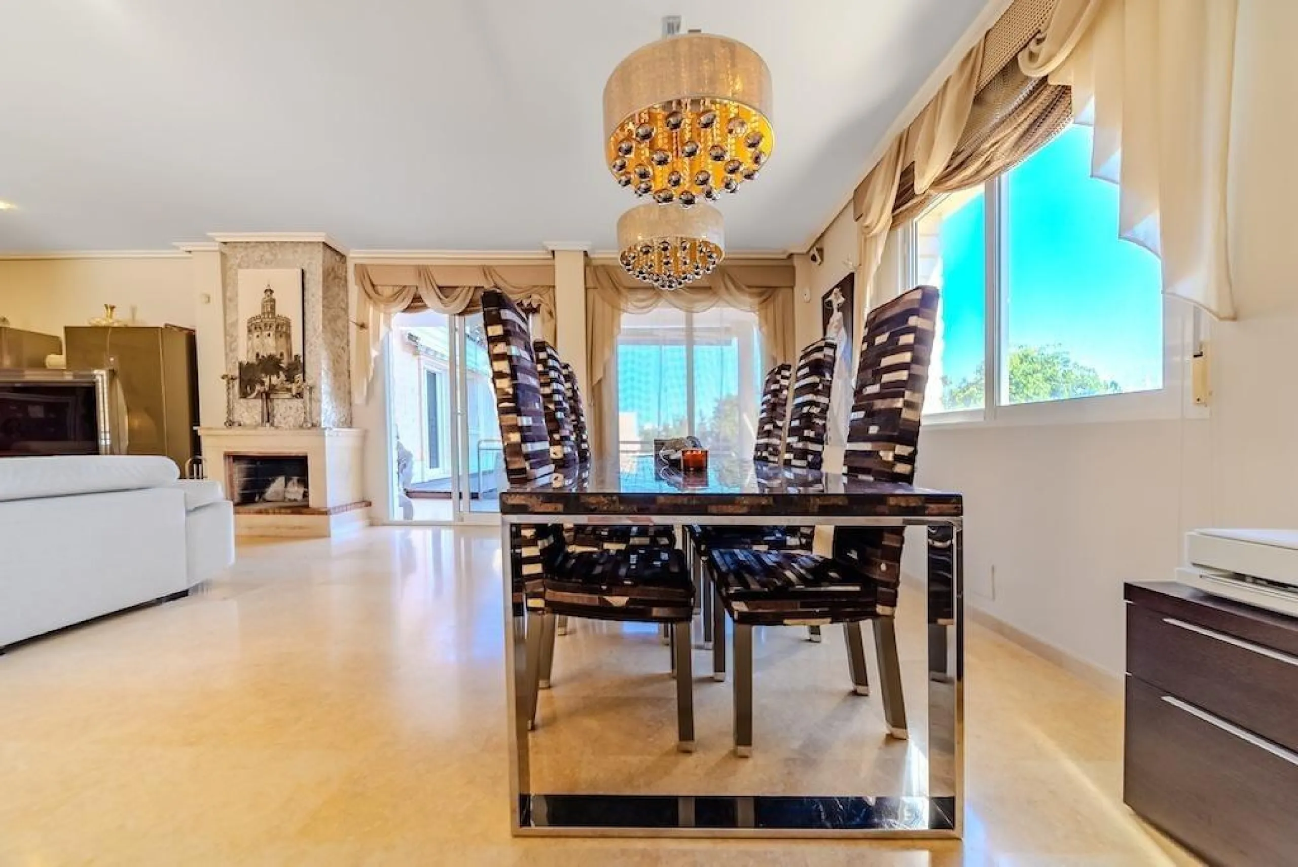 VILLA DE LUJO A 300 METROS DE PLAYA DE LA MATA. 5 DORM. 4 BAÑOS. SUPERFICIE 438 M2. PARCELA 790 M2.