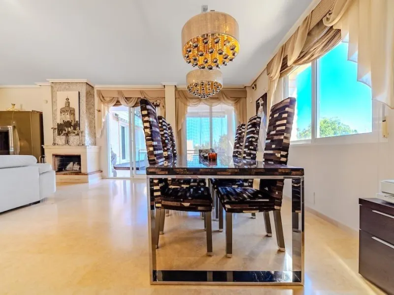 VILLA DE LUJO A 300 METROS DE PLAYA DE LA MATA. 5 DORM. 4 BAÑOS. SUPERFICIE 438 M2. PARCELA 790 M2.