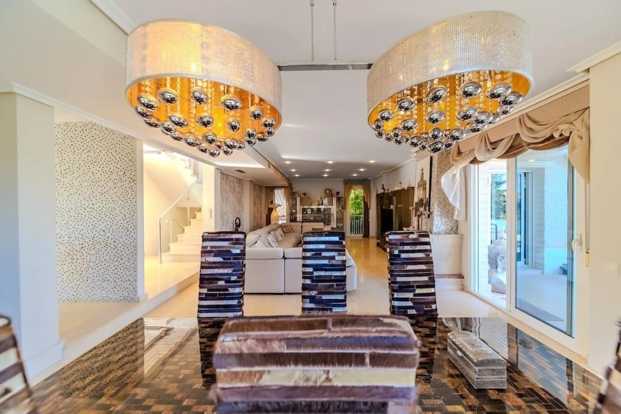 VILLA DE LUJO A 300 METROS DE PLAYA DE LA MATA. 5 DORM. 4 BAÑOS. SUPERFICIE 438 M2. PARCELA 790 M2.