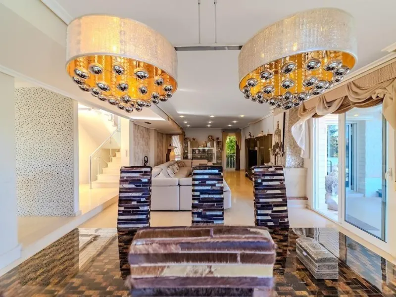 VILLA DE LUJO A 300 METROS DE PLAYA DE LA MATA. 5 DORM. 4 BAÑOS. SUPERFICIE 438 M2. PARCELA 790 M2.