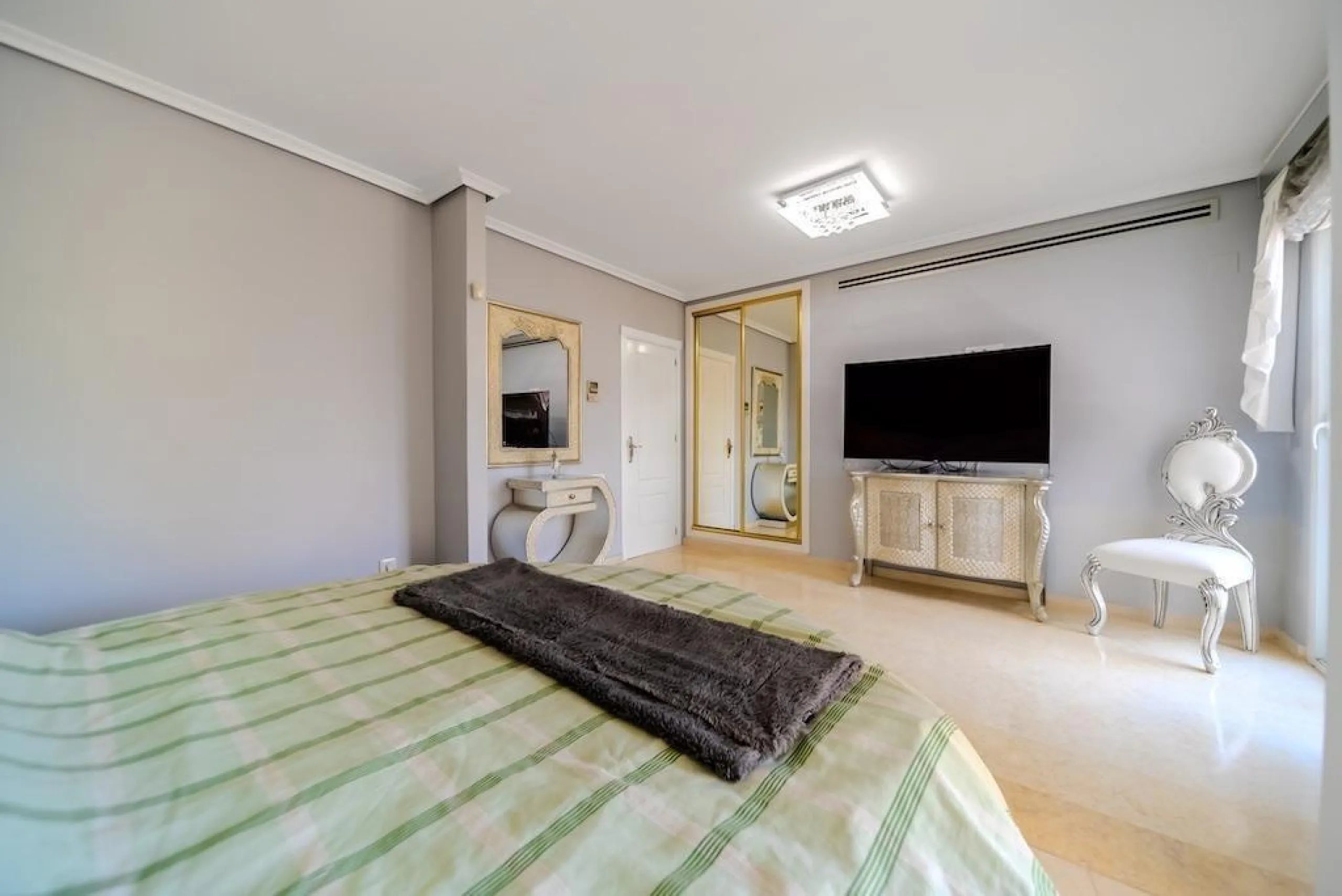 VILLA DE LUJO A 300 METROS DE PLAYA DE LA MATA. 5 DORM. 4 BAÑOS. SUPERFICIE 438 M2. PARCELA 790 M2.