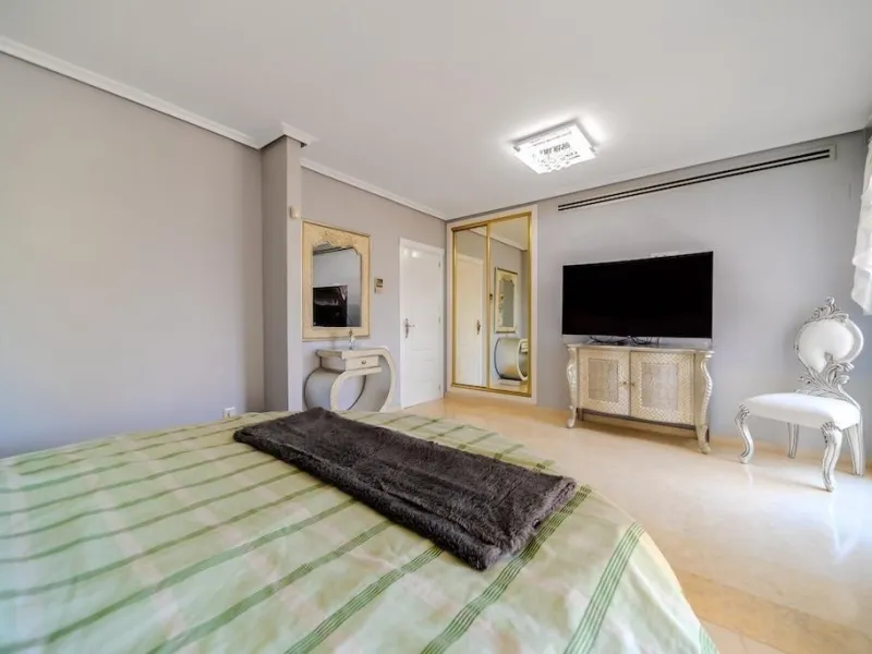 VILLA DE LUJO A 300 METROS DE PLAYA DE LA MATA. 5 DORM. 4 BAÑOS. SUPERFICIE 438 M2. PARCELA 790 M2.
