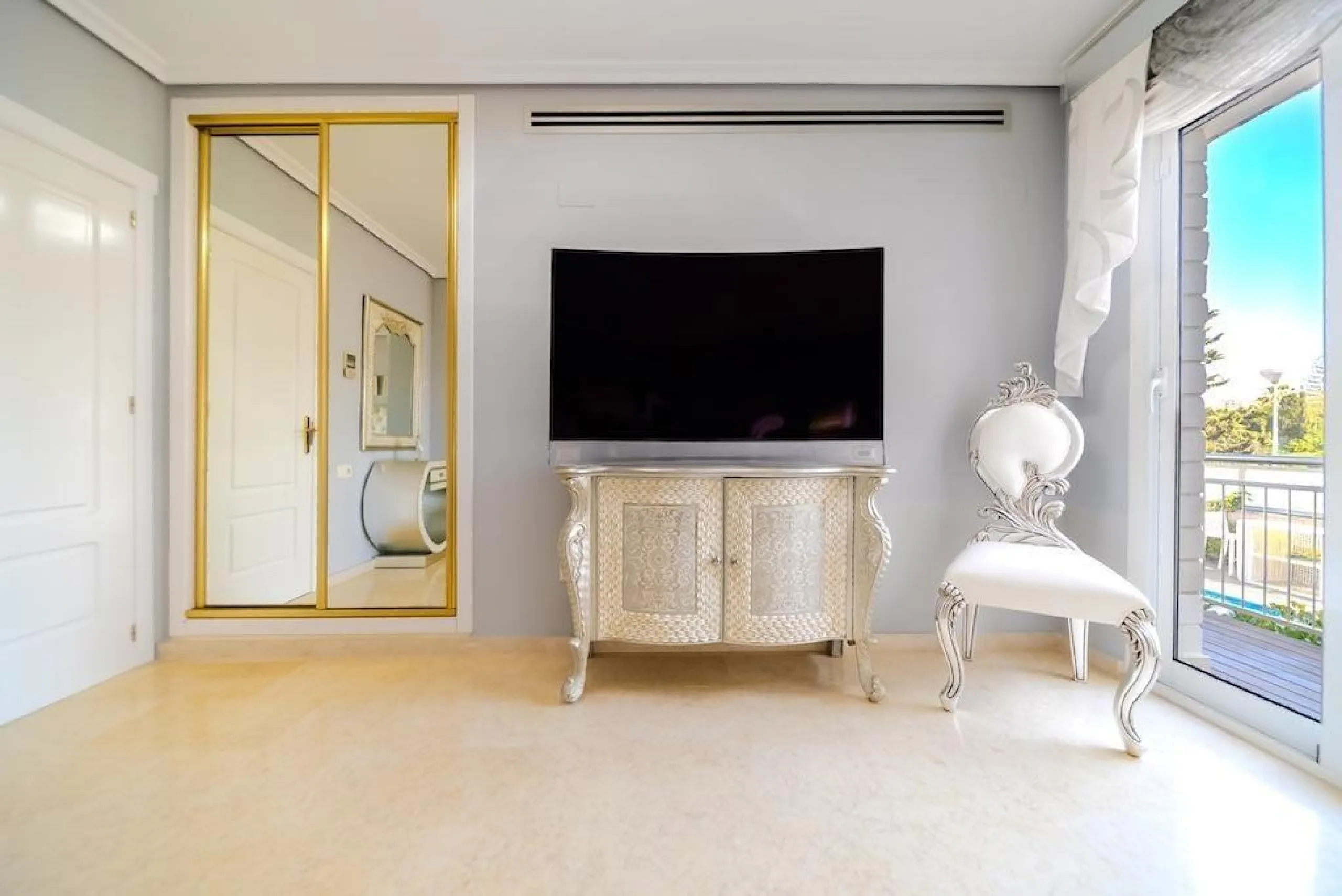 VILLA DE LUJO A 300 METROS DE PLAYA DE LA MATA. 5 DORM. 4 BAÑOS. SUPERFICIE 438 M2. PARCELA 790 M2.