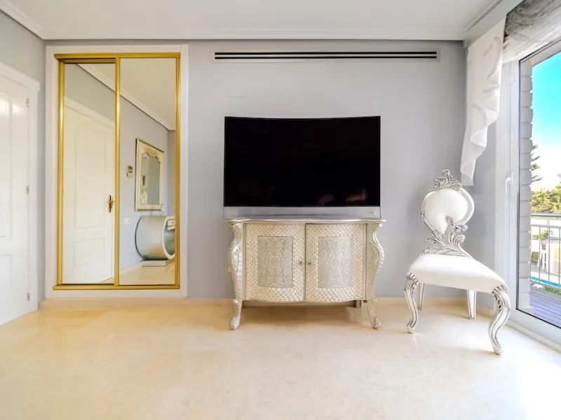 VILLA DE LUJO A 300 METROS DE PLAYA DE LA MATA. 5 DORM. 4 BAÑOS. SUPERFICIE 438 M2. PARCELA 790 M2.