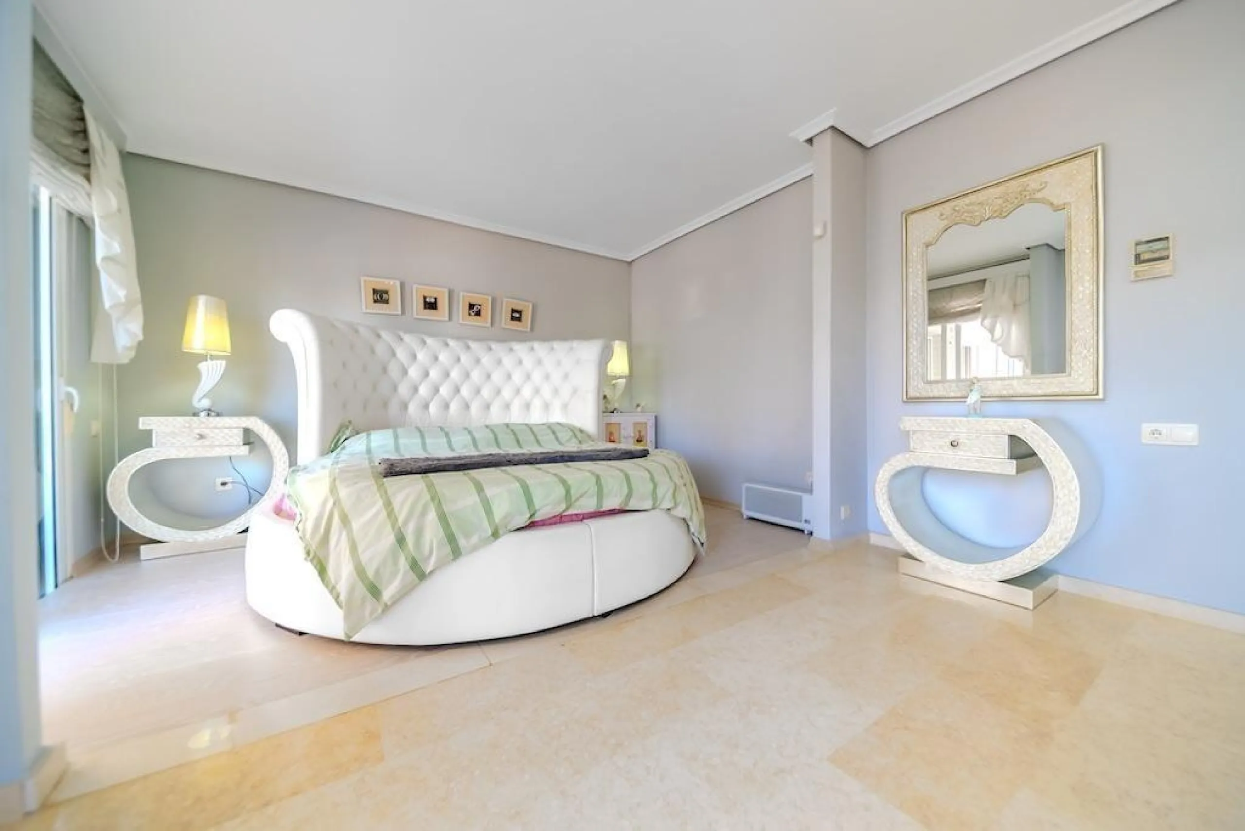 VILLA DE LUJO A 300 METROS DE PLAYA DE LA MATA. 5 DORM. 4 BAÑOS. SUPERFICIE 438 M2. PARCELA 790 M2.