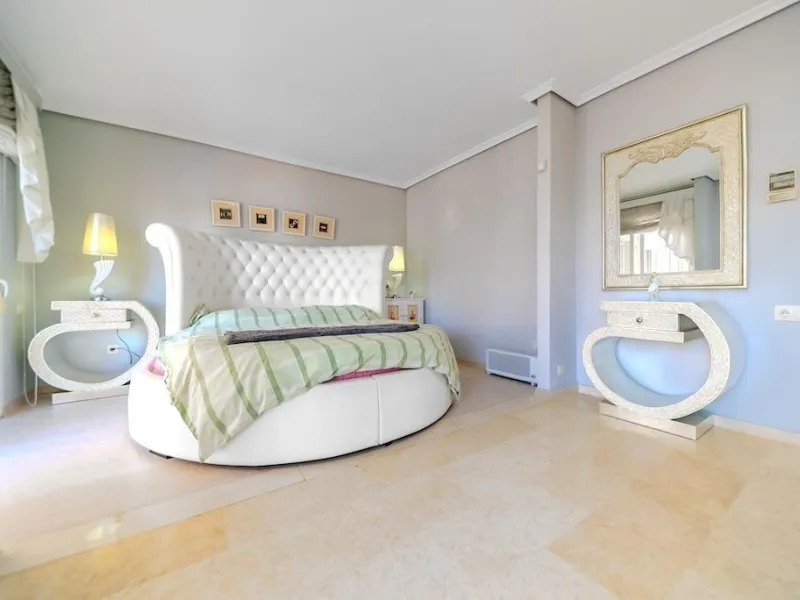 VILLA DE LUJO A 300 METROS DE PLAYA DE LA MATA. 5 DORM. 4 BAÑOS. SUPERFICIE 438 M2. PARCELA 790 M2.