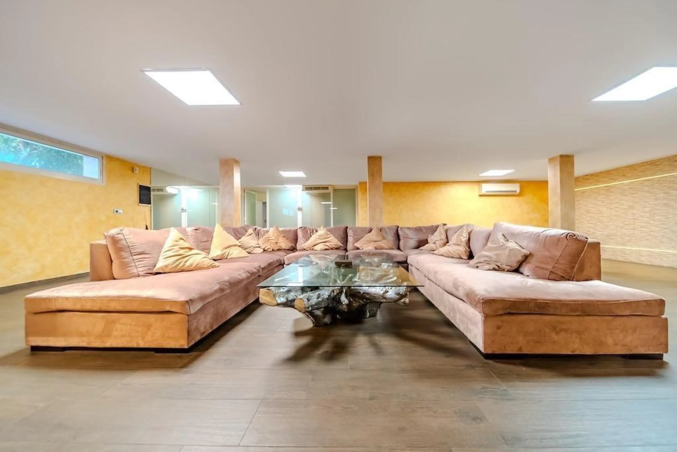 VILLA DE LUJO A 300 METROS DE PLAYA DE LA MATA. 5 DORM. 4 BAÑOS. SUPERFICIE 438 M2. PARCELA 790 M2.