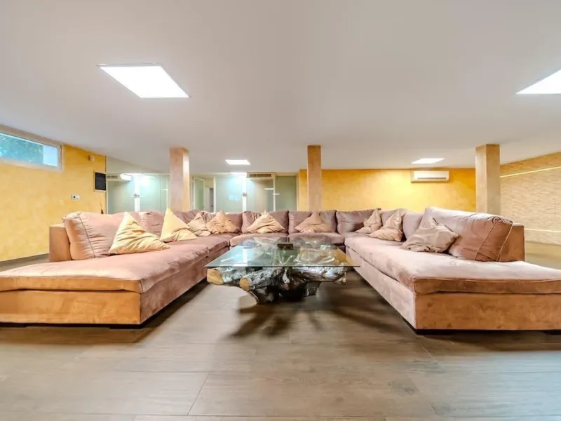 VILLA DE LUJO A 300 METROS DE PLAYA DE LA MATA. 5 DORM. 4 BAÑOS. SUPERFICIE 438 M2. PARCELA 790 M2.
