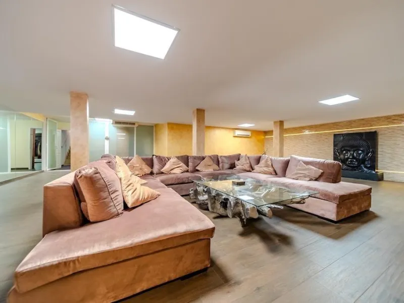 VILLA DE LUJO A 300 METROS DE PLAYA DE LA MATA. 5 DORM. 4 BAÑOS. SUPERFICIE 438 M2. PARCELA 790 M2.