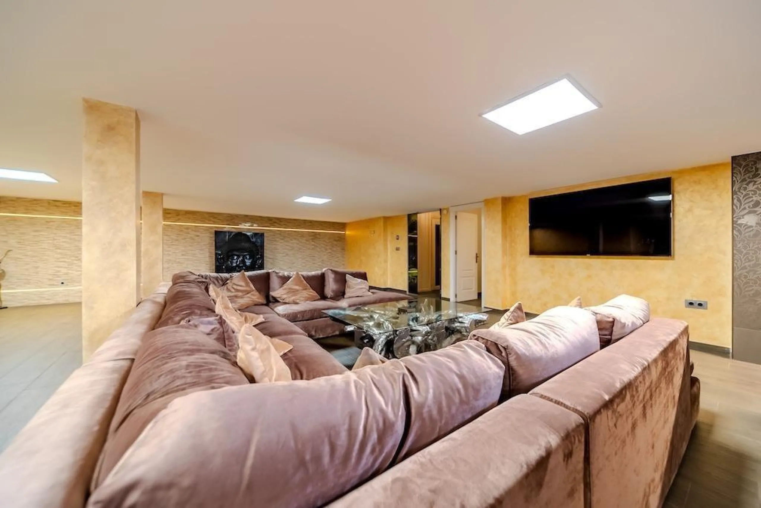 VILLA DE LUJO A 300 METROS DE PLAYA DE LA MATA. 5 DORM. 4 BAÑOS. SUPERFICIE 438 M2. PARCELA 790 M2.