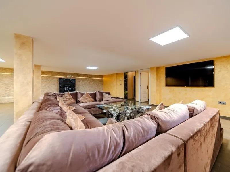 VILLA DE LUJO A 300 METROS DE PLAYA DE LA MATA. 5 DORM. 4 BAÑOS. SUPERFICIE 438 M2. PARCELA 790 M2.