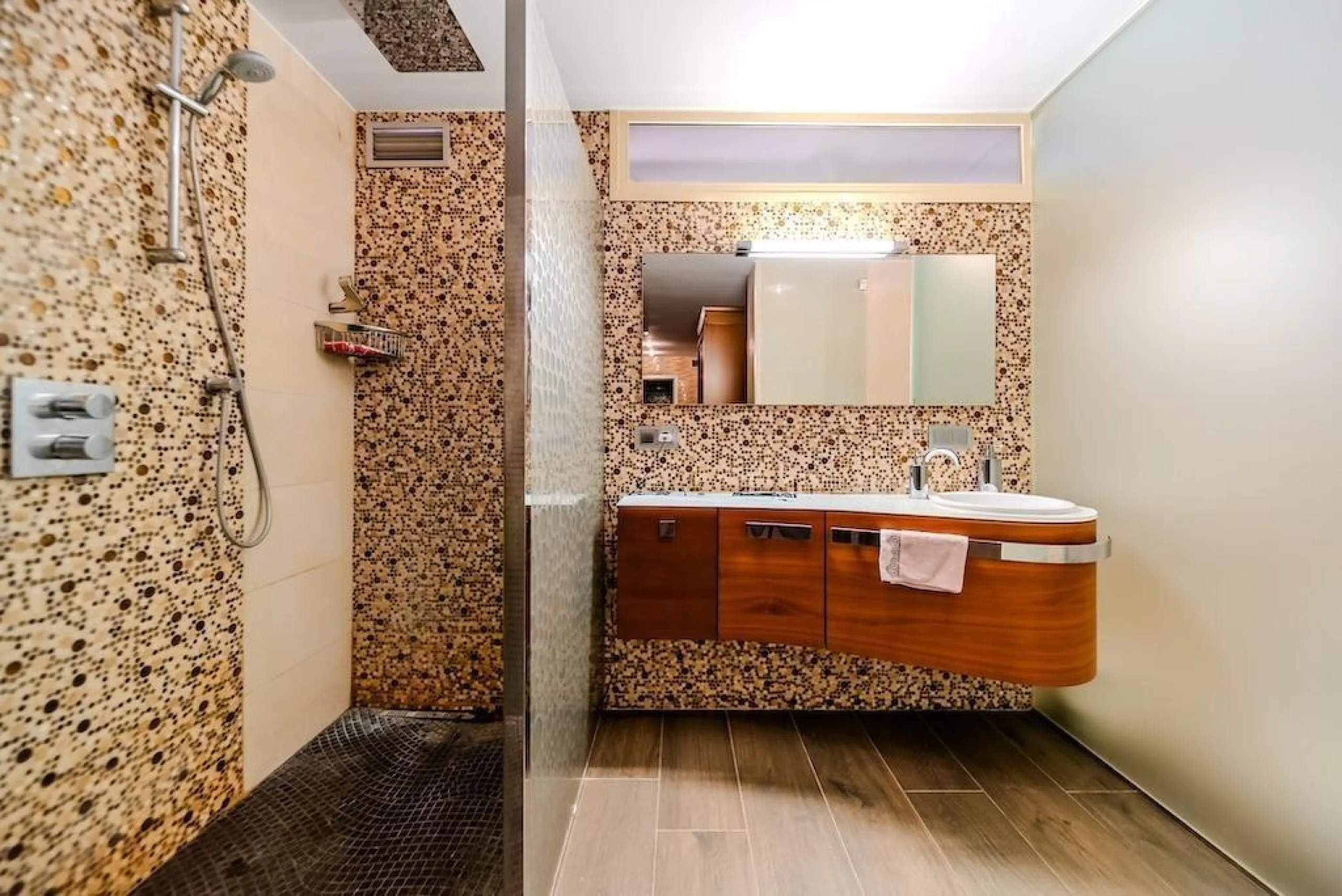 VILLA DE LUJO A 300 METROS DE PLAYA DE LA MATA. 5 DORM. 4 BAÑOS. SUPERFICIE 438 M2. PARCELA 790 M2.