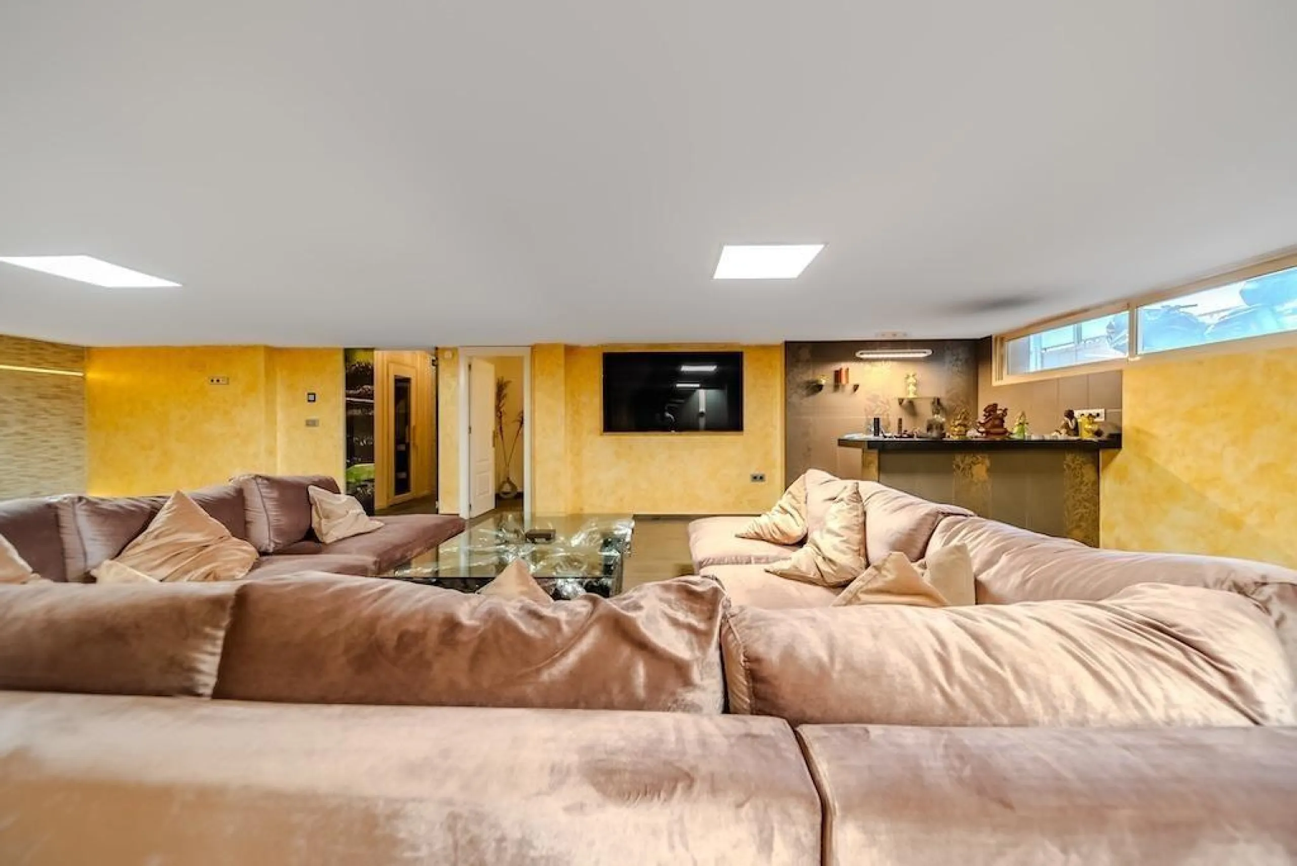 VILLA DE LUJO A 300 METROS DE PLAYA DE LA MATA. 5 DORM. 4 BAÑOS. SUPERFICIE 438 M2. PARCELA 790 M2.