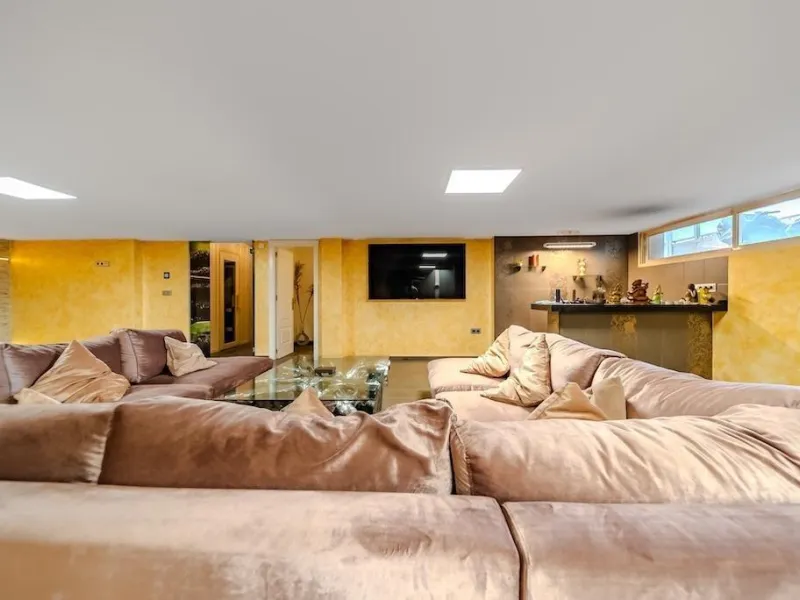 VILLA DE LUJO A 300 METROS DE PLAYA DE LA MATA. 5 DORM. 4 BAÑOS. SUPERFICIE 438 M2. PARCELA 790 M2.