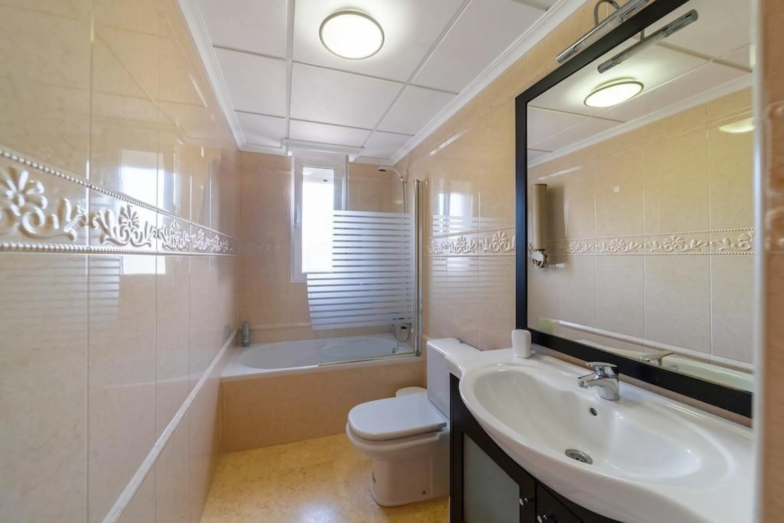 VILLA DE LUJO A 300 METROS DE PLAYA DE LA MATA. 5 DORM. 4 BAÑOS. SUPERFICIE 438 M2. PARCELA 790 M2.