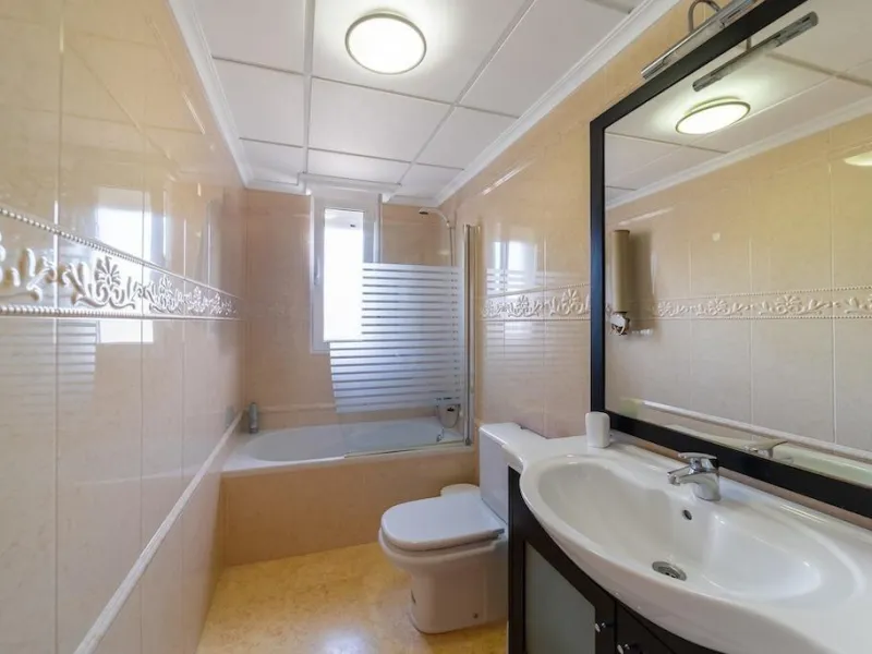 VILLA DE LUJO A 300 METROS DE PLAYA DE LA MATA. 5 DORM. 4 BAÑOS. SUPERFICIE 438 M2. PARCELA 790 M2.