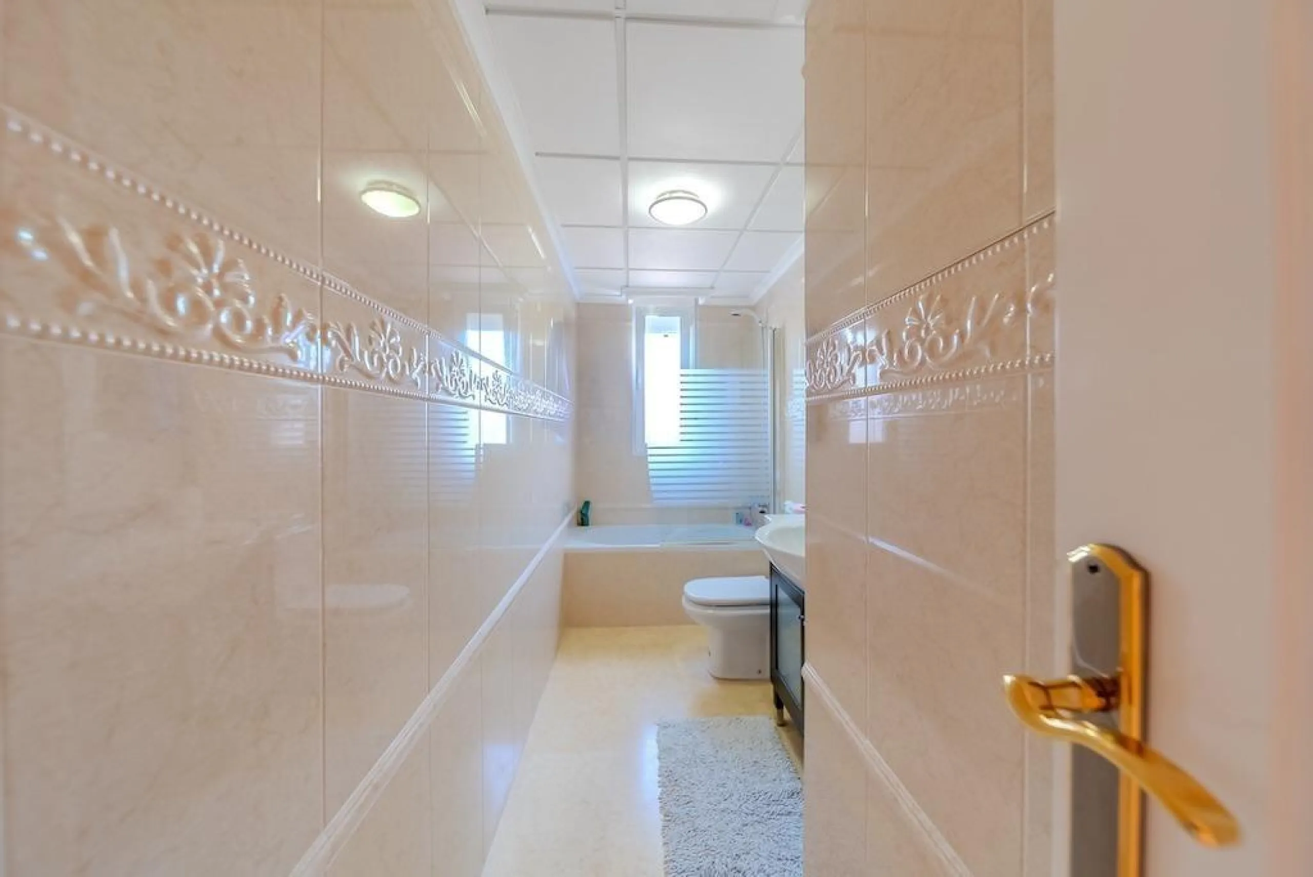 VILLA DE LUJO A 300 METROS DE PLAYA DE LA MATA. 5 DORM. 4 BAÑOS. SUPERFICIE 438 M2. PARCELA 790 M2.