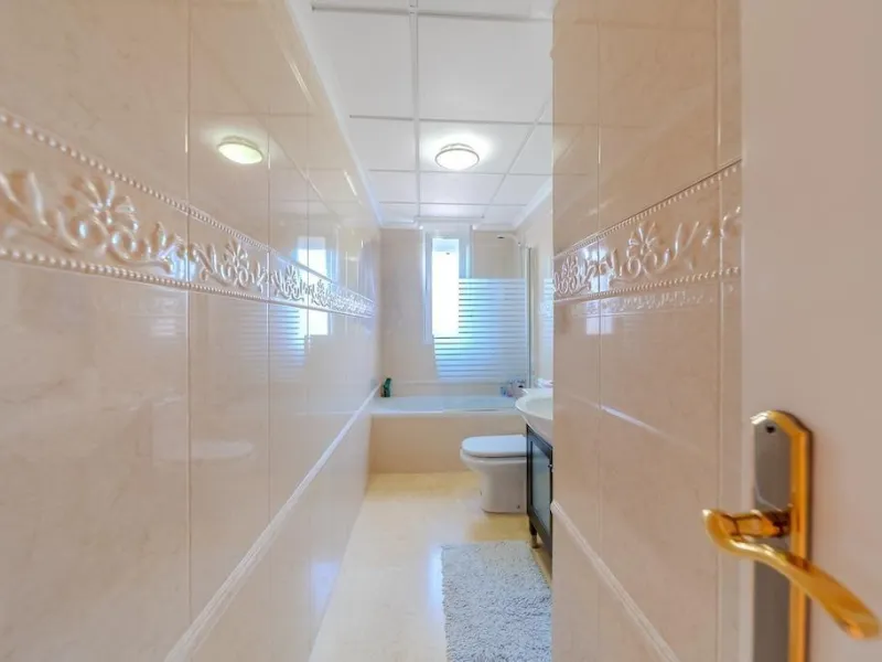 VILLA DE LUJO A 300 METROS DE PLAYA DE LA MATA. 5 DORM. 4 BAÑOS. SUPERFICIE 438 M2. PARCELA 790 M2.