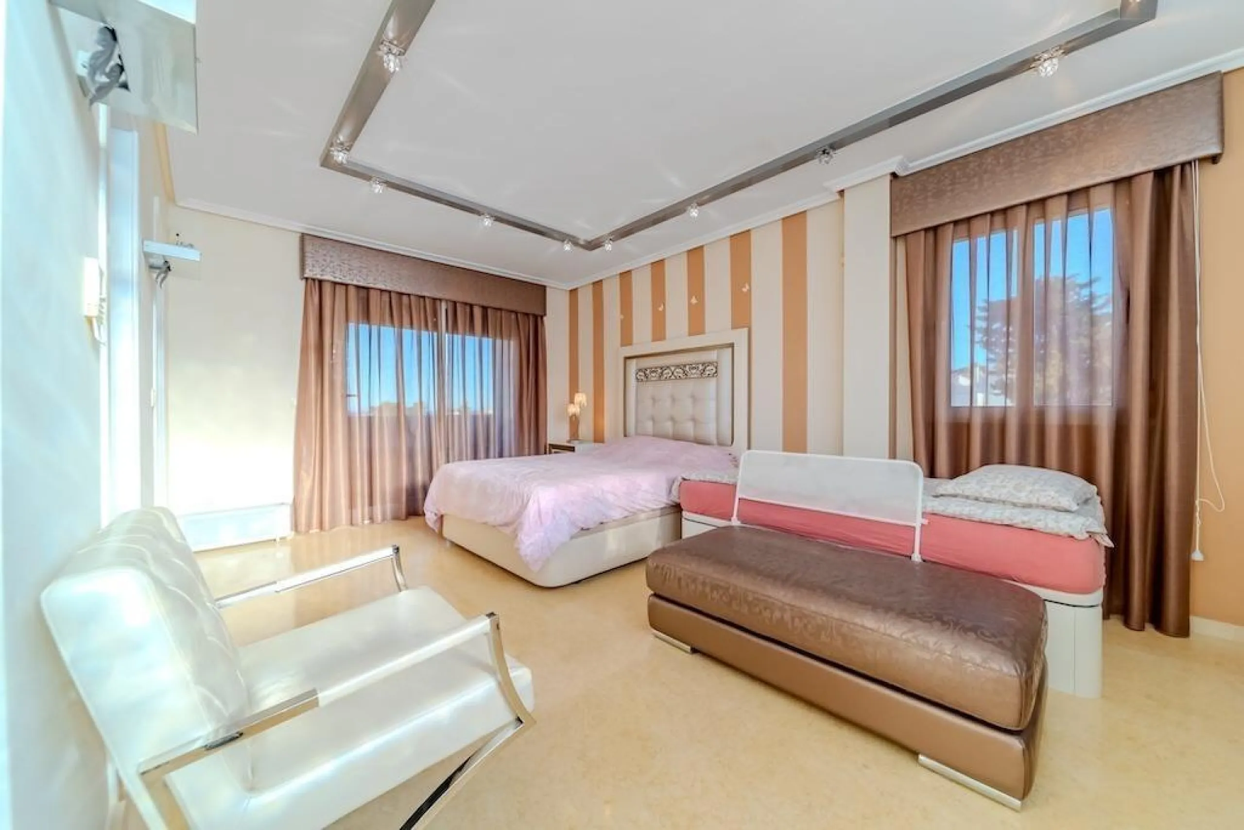 VILLA DE LUJO A 300 METROS DE PLAYA DE LA MATA. 5 DORM. 4 BAÑOS. SUPERFICIE 438 M2. PARCELA 790 M2.