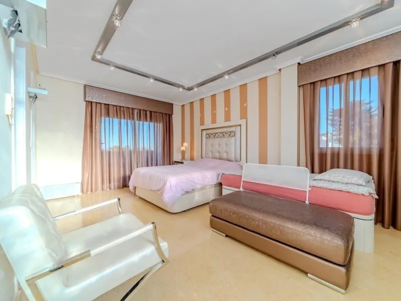 VILLA DE LUJO A 300 METROS DE PLAYA DE LA MATA. 5 DORM. 4 BAÑOS. SUPERFICIE 438 M2. PARCELA 790 M2.