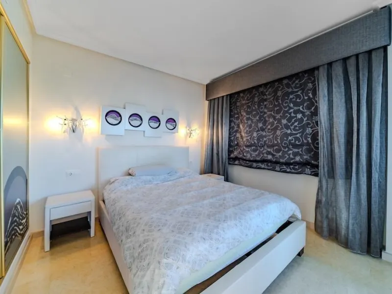 VILLA DE LUJO A 300 METROS DE PLAYA DE LA MATA. 5 DORM. 4 BAÑOS. SUPERFICIE 438 M2. PARCELA 790 M2.