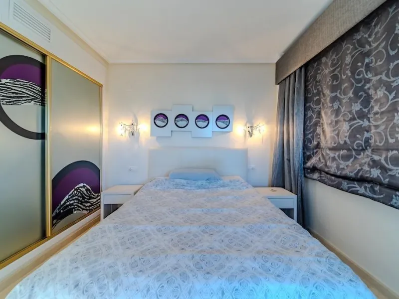 VILLA DE LUJO A 300 METROS DE PLAYA DE LA MATA. 5 DORM. 4 BAÑOS. SUPERFICIE 438 M2. PARCELA 790 M2.
