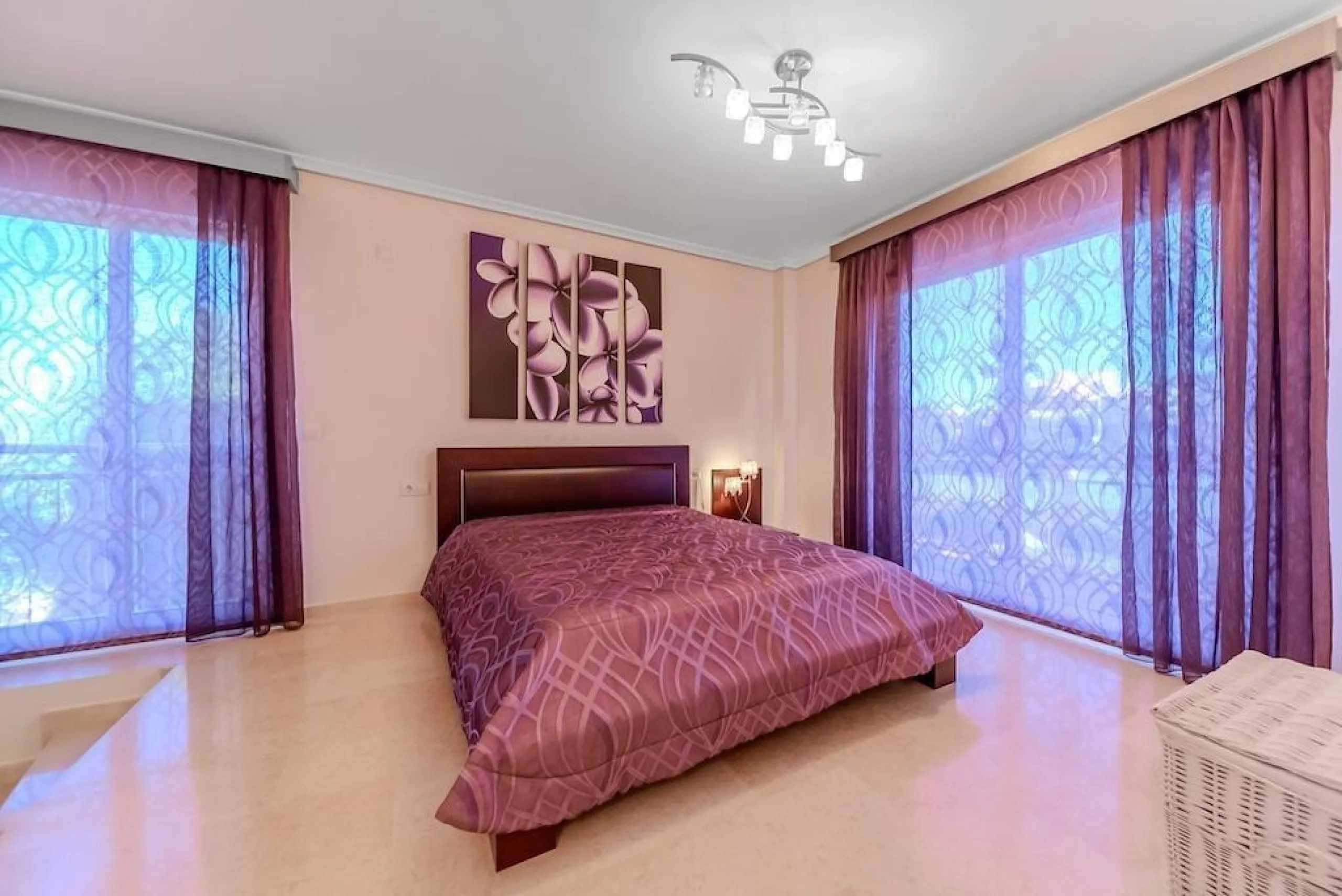 VILLA DE LUJO A 300 METROS DE PLAYA DE LA MATA. 5 DORM. 4 BAÑOS. SUPERFICIE 438 M2. PARCELA 790 M2.