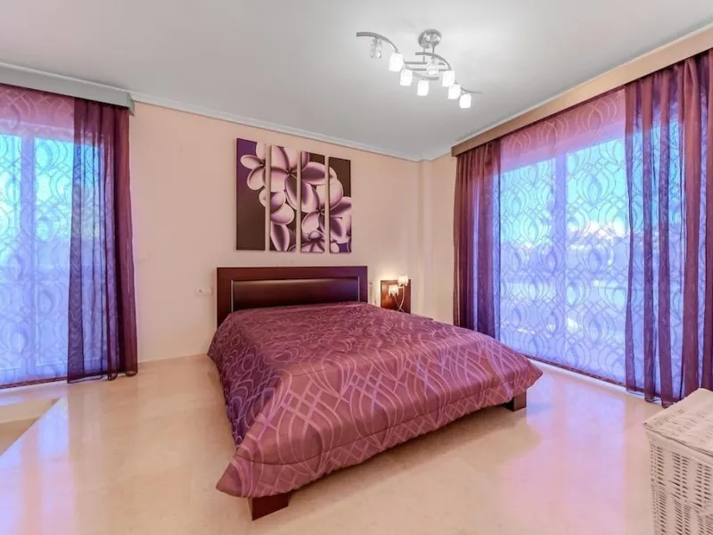 VILLA DE LUJO A 300 METROS DE PLAYA DE LA MATA. 5 DORM. 4 BAÑOS. SUPERFICIE 438 M2. PARCELA 790 M2.