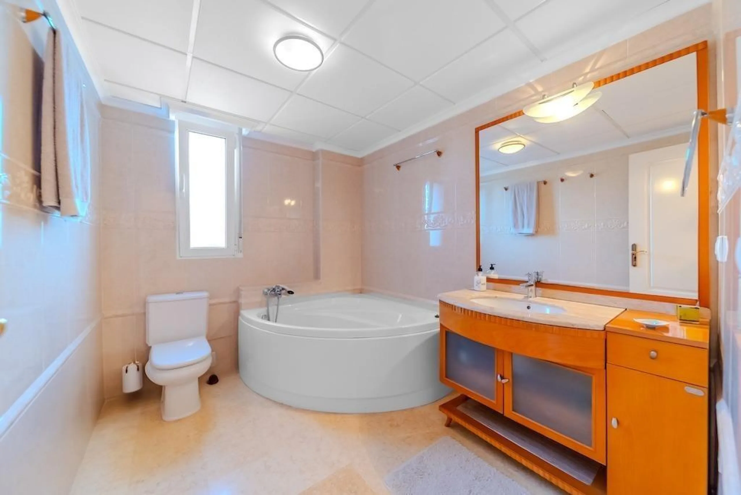 VILLA DE LUJO A 300 METROS DE PLAYA DE LA MATA. 5 DORM. 4 BAÑOS. SUPERFICIE 438 M2. PARCELA 790 M2.
