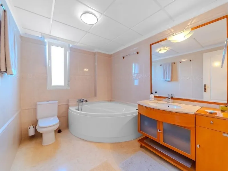 VILLA DE LUJO A 300 METROS DE PLAYA DE LA MATA. 5 DORM. 4 BAÑOS. SUPERFICIE 438 M2. PARCELA 790 M2.