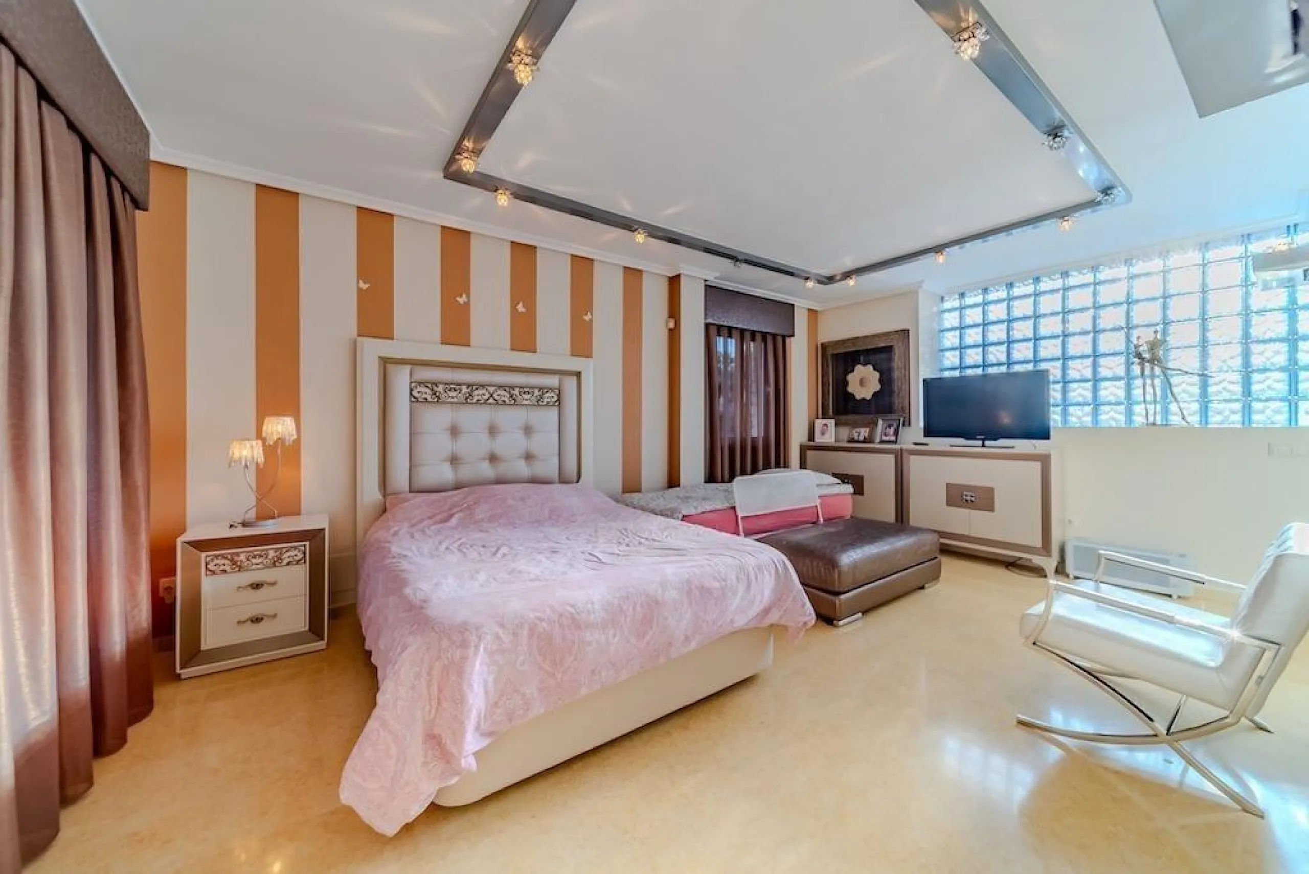 VILLA DE LUJO A 300 METROS DE PLAYA DE LA MATA. 5 DORM. 4 BAÑOS. SUPERFICIE 438 M2. PARCELA 790 M2.